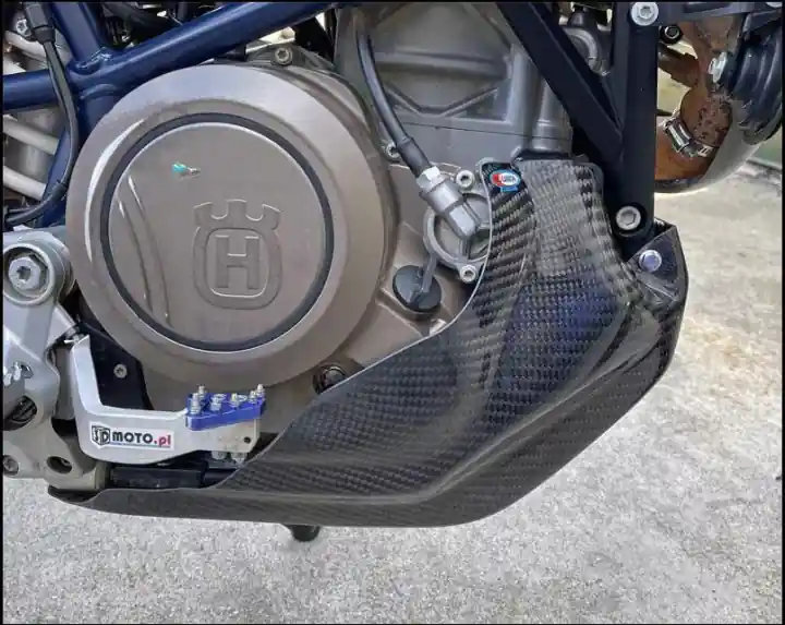 Carbon Motorschutz Husqvarna 701 16-24, KTM 690 Enduro R 19-24, GasGas ES 700 22-24 Garantierte Lieferung
